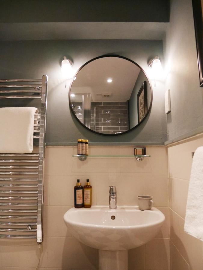 The Fleece Hotel Уитни Екстериор снимка