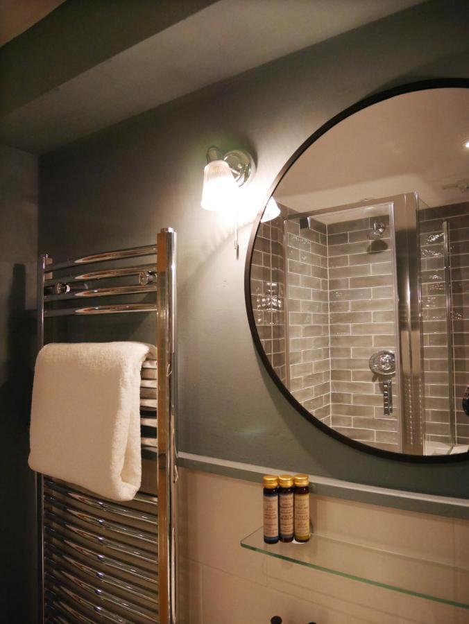 The Fleece Hotel Уитни Екстериор снимка