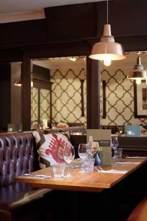 The Fleece Hotel Уитни Екстериор снимка