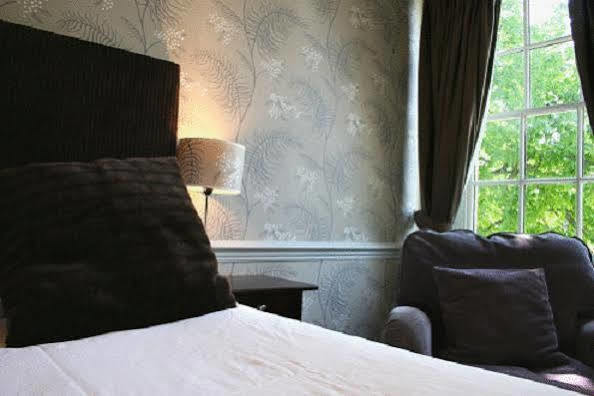 The Fleece Hotel Уитни Екстериор снимка