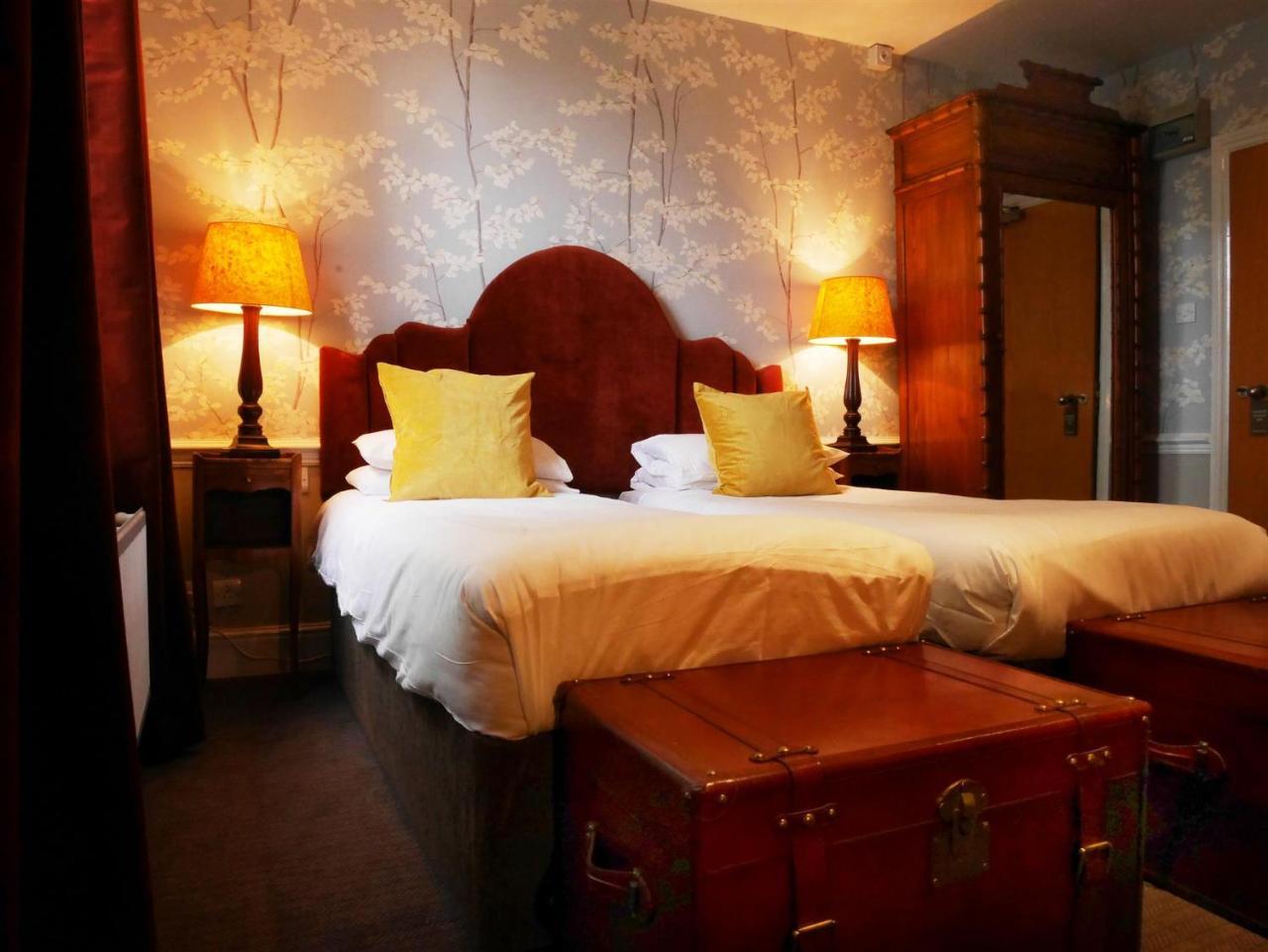 The Fleece Hotel Уитни Екстериор снимка