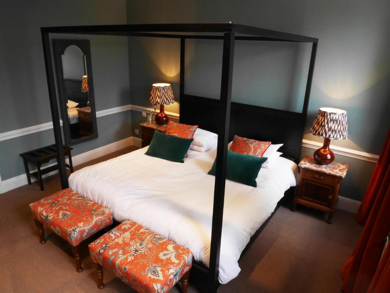 The Fleece Hotel Уитни Екстериор снимка