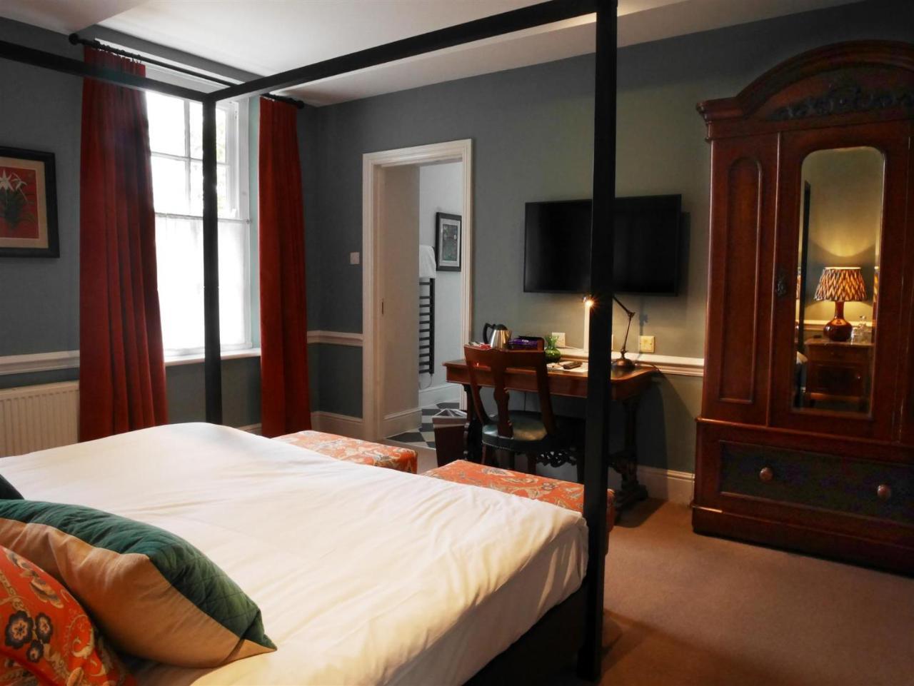 The Fleece Hotel Уитни Екстериор снимка