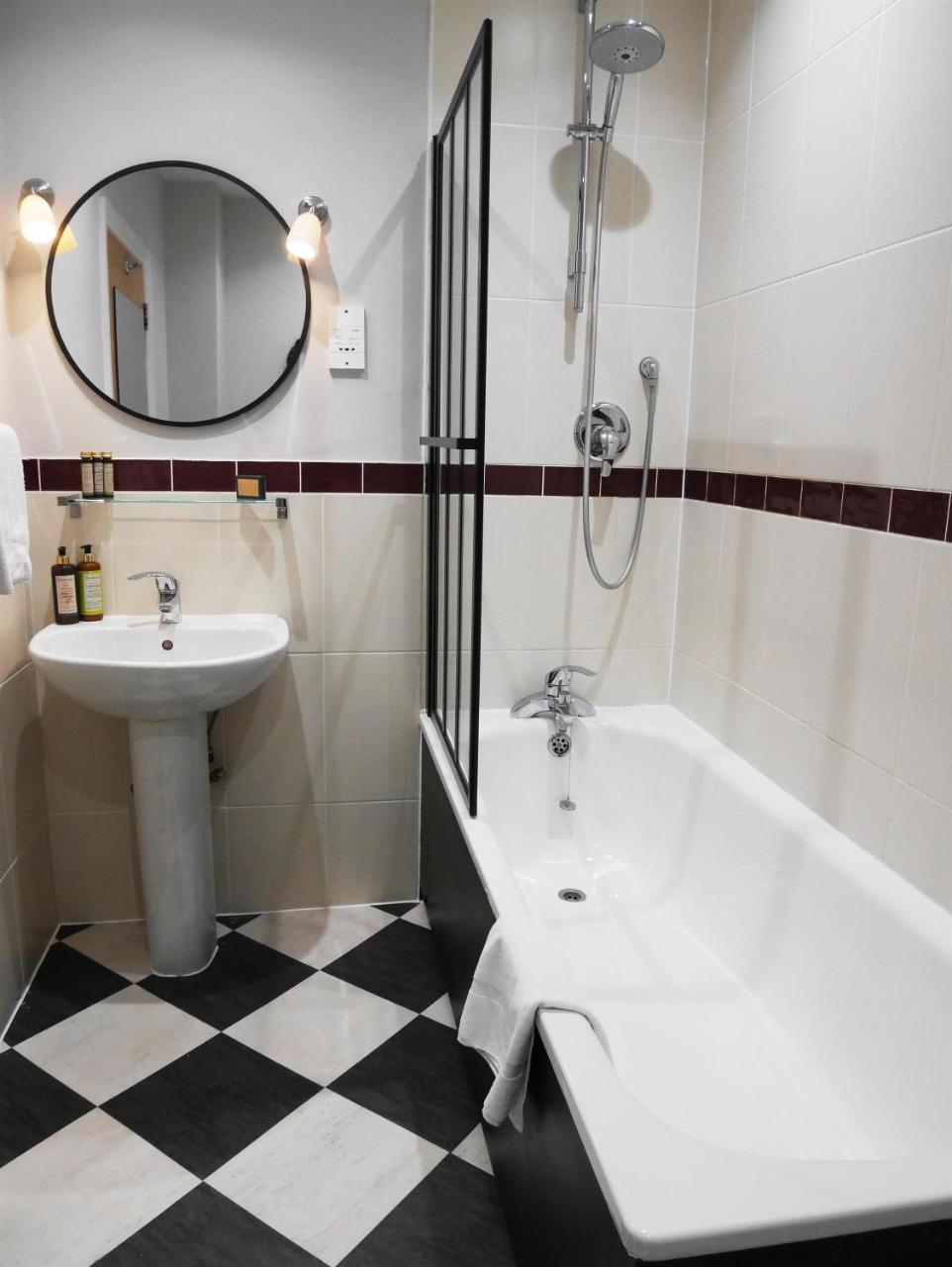 The Fleece Hotel Уитни Екстериор снимка