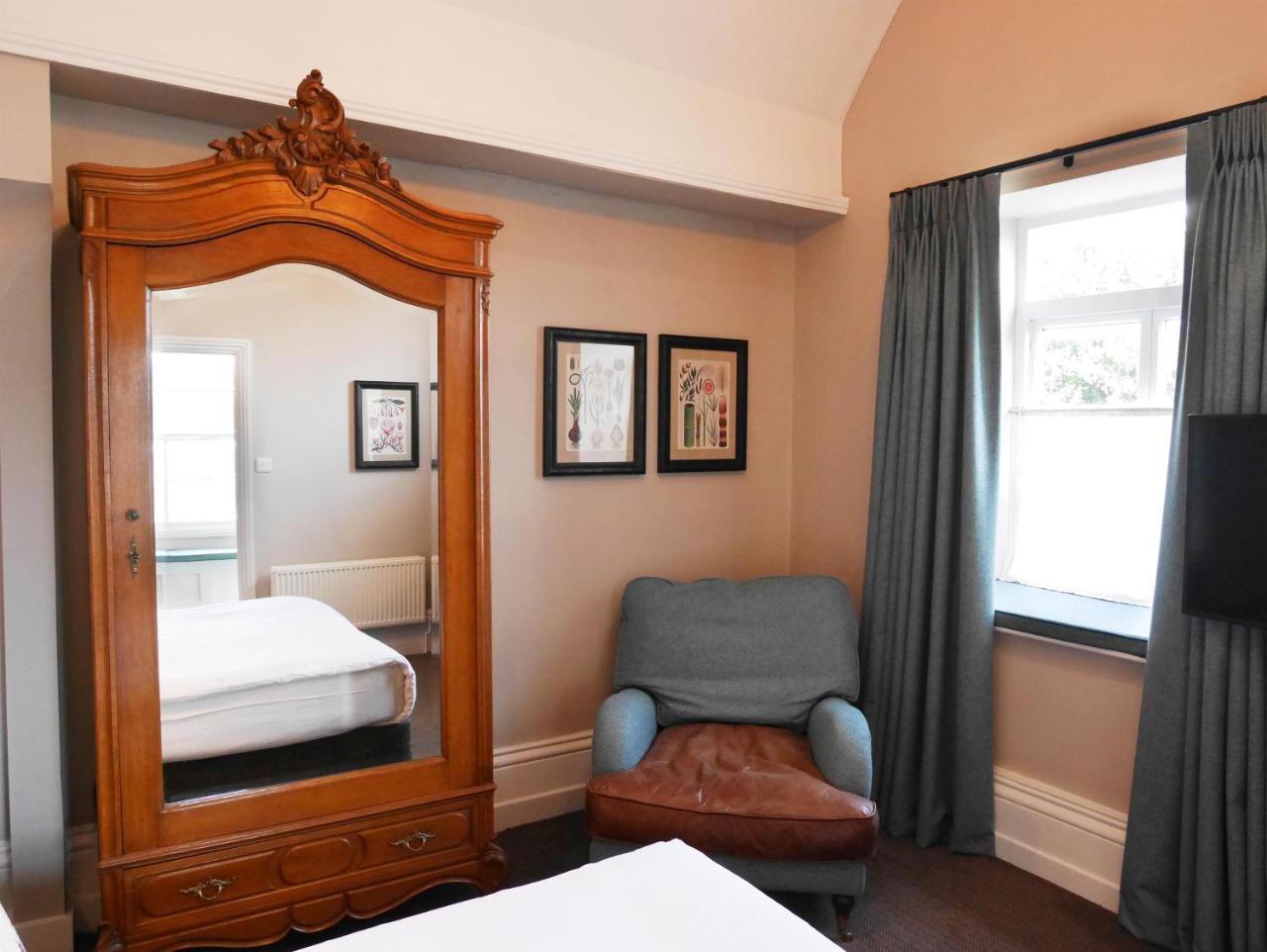 The Fleece Hotel Уитни Екстериор снимка