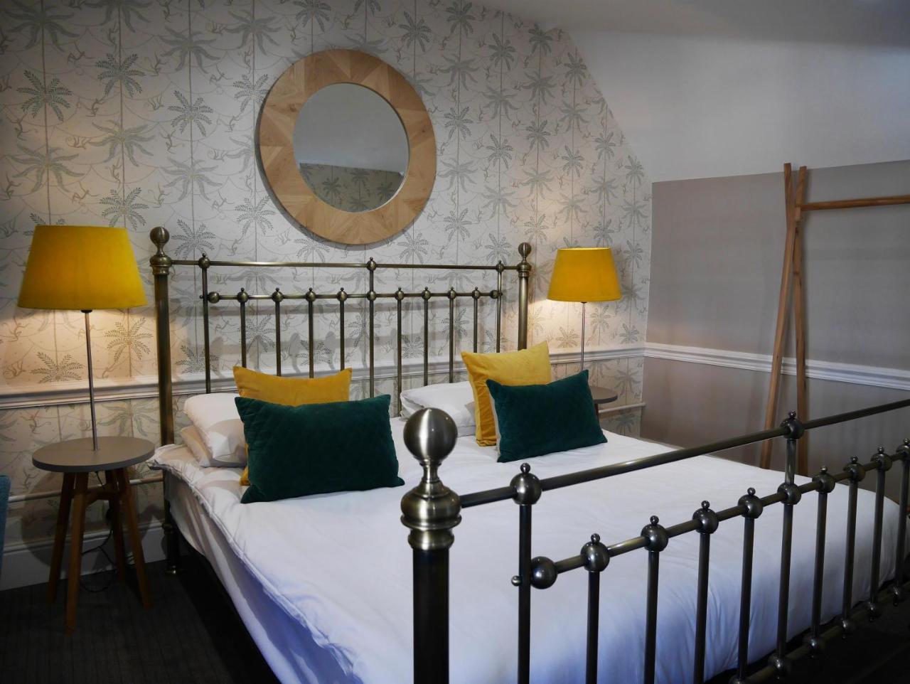 The Fleece Hotel Уитни Екстериор снимка