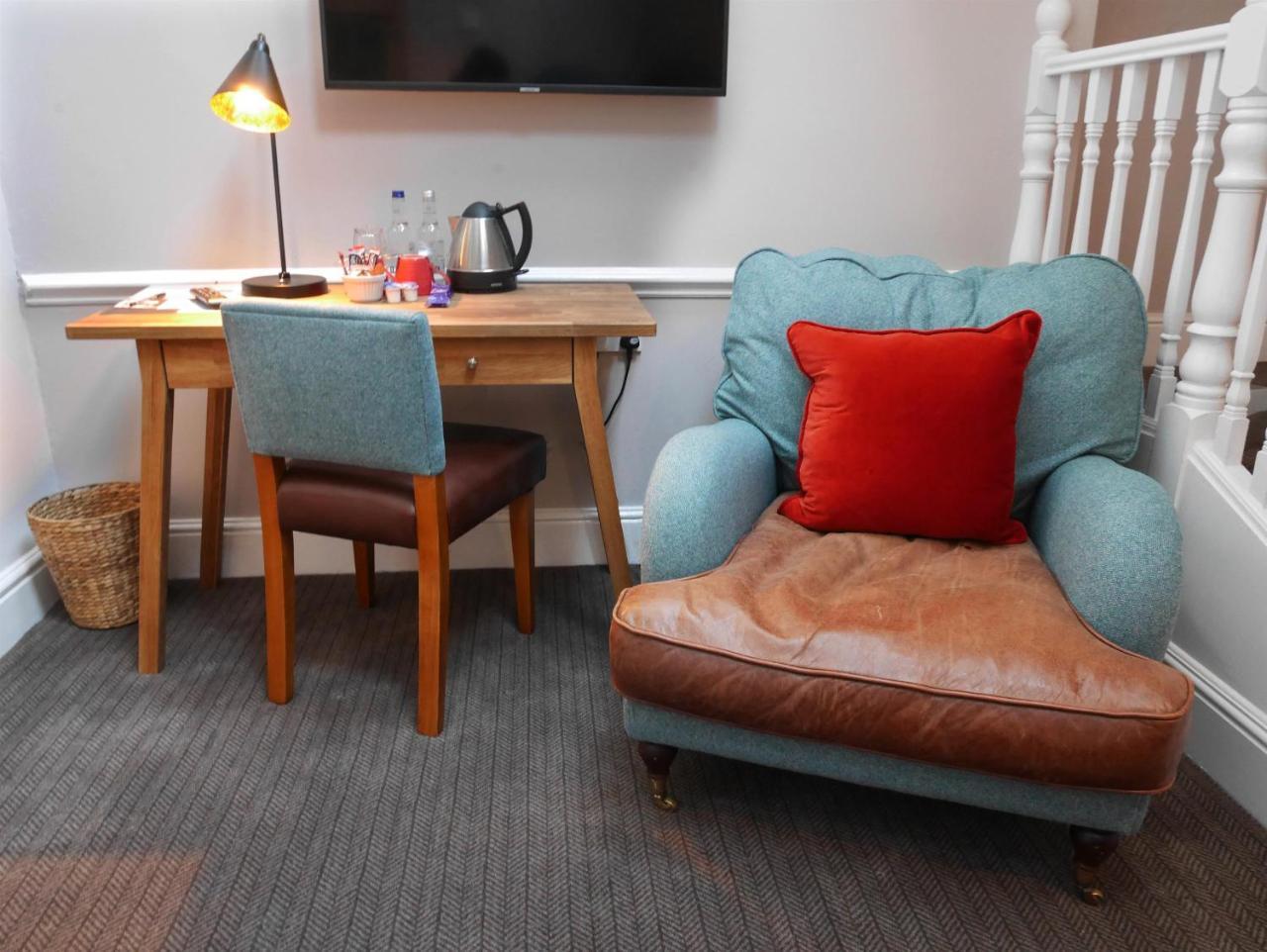 The Fleece Hotel Уитни Екстериор снимка
