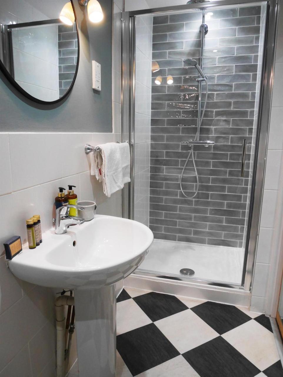 The Fleece Hotel Уитни Екстериор снимка
