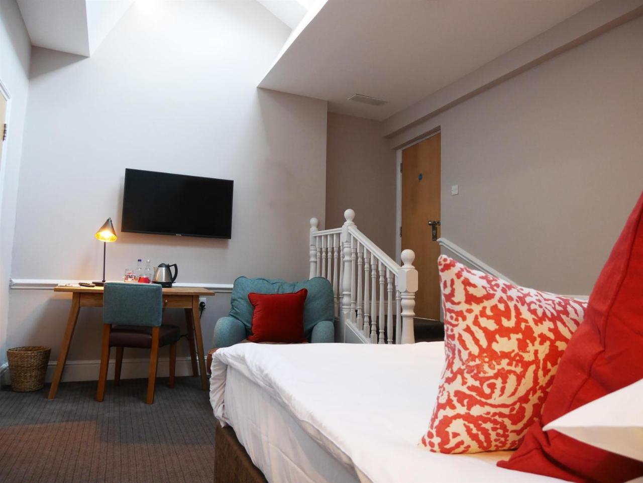 The Fleece Hotel Уитни Екстериор снимка