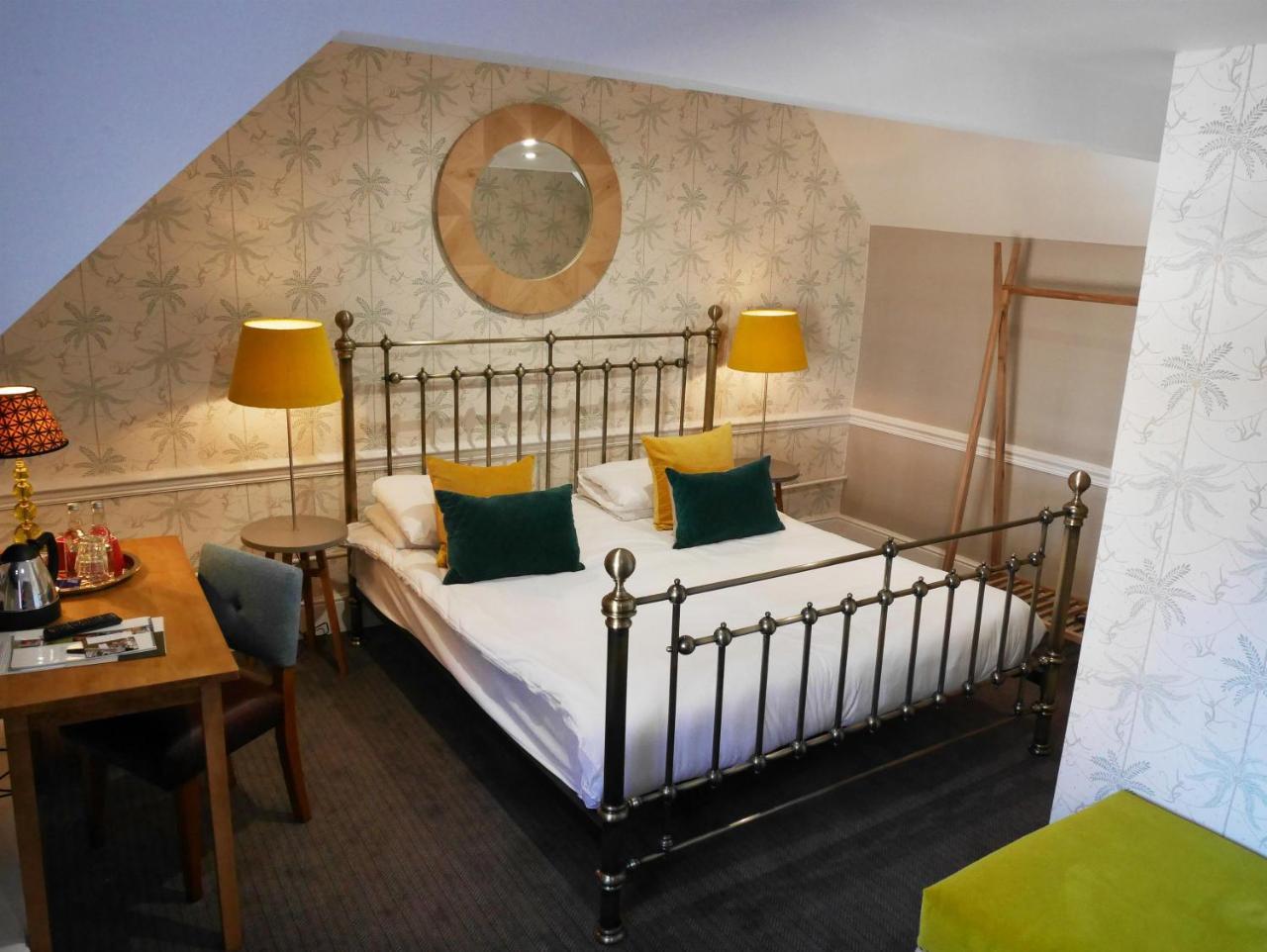 The Fleece Hotel Уитни Екстериор снимка