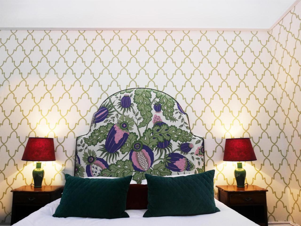 The Fleece Hotel Уитни Екстериор снимка